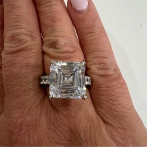 Glamorous costume ring